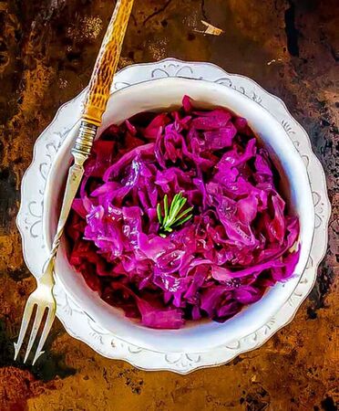 Σαλάτα με κόκκινο λάχανο και γιαούρτι