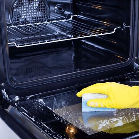 Πως καθαρίζουμε με φυσικούς τρόπους τον φούρνο  και τη κουζίνα μας 