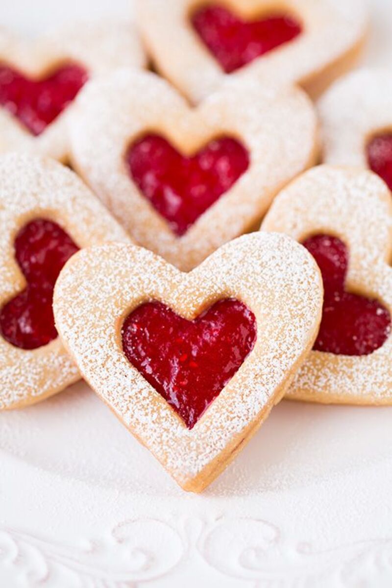 Μπισκότα καρδούλες με μαρμελάδα φράουλα