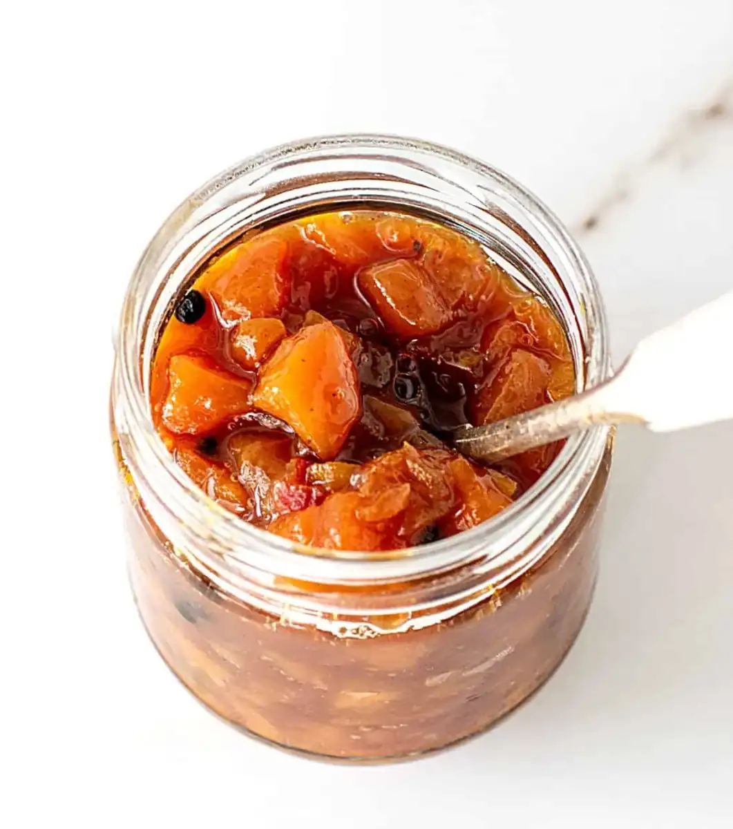 Πικάντικο chutney με ροδάκινα και χουρμάδες