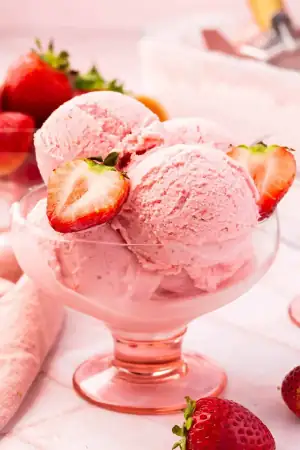 Παγωτό με φρέσκες φράουλες