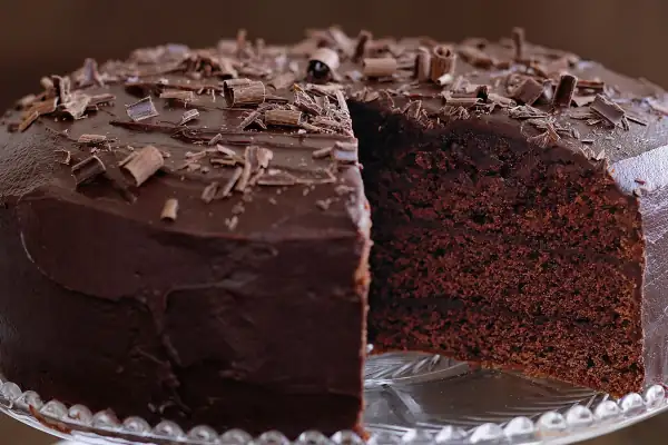 Πλούσια σοκολατένια τούρτα