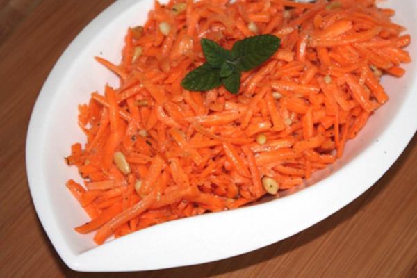 Σαλάτα καρότα με κουκουνάρι και πορτοκάλια