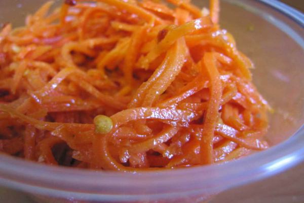 Σαλάτα καρότο με ντρέσινγκ πορτοκαλιού