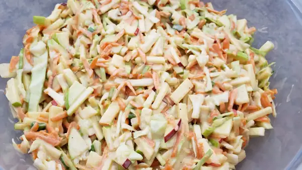 Σαλάτα λάχανο με τσένταρ τυρί μήλα και μαγιονέζα