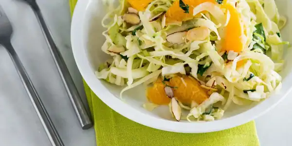 Σαλάτα λάχανο με μάραθο και πορτοκάλι